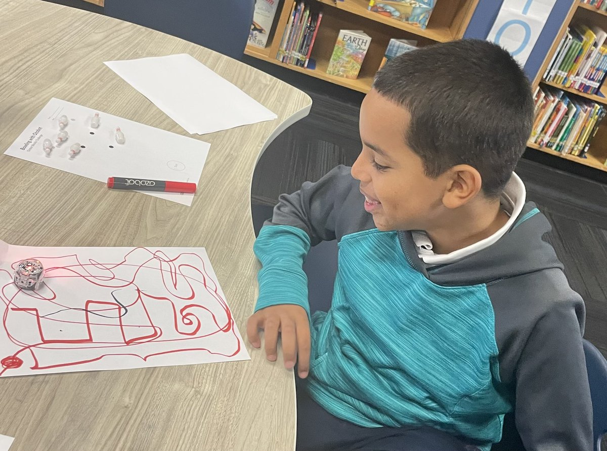 Our Monday kicked off with an Ozobot lesson with 3rd grade! @dallasschools @BaylesDISD @DISD_Libraries @ProjectReadDISD @CharissaGovan @mibroughton @Ozobot