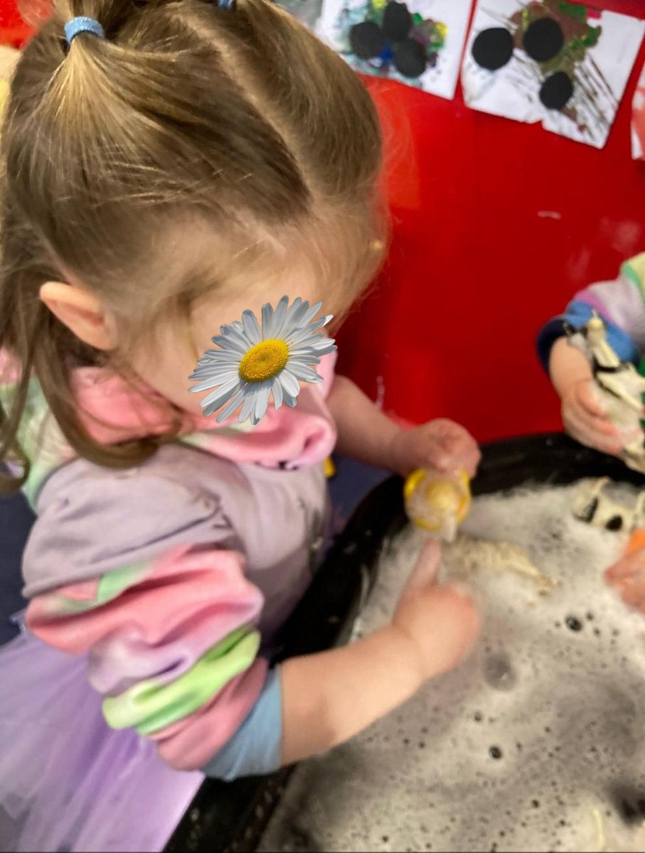 𝐌𝐢𝐥𝐥𝐭𝐨𝐰𝐧 𝐂𝐞𝐧𝐭𝐫𝐞: It's the start of a new week - the toddlers have to get all those animals washed, dried and ready for playtime #daisychaindub #childcaredublin #daisychaincare #toddlers #milltown