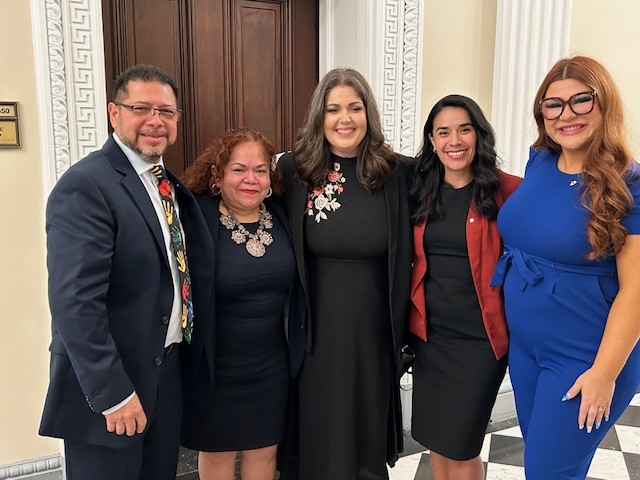 #TeacherAppreciationWeek OELA’s Beatriz Ceja got to say THANK YOU and snap a pic w/2024 Teachers of the Year Efrain Casillas (AZ), Laura-Jeanne Penrod (NV), and Briana Morales (IL) as well as 2021 @CCSSO Teacher of the Year and @WhiteHouseHPI commissioner, Juliana Urtubey.