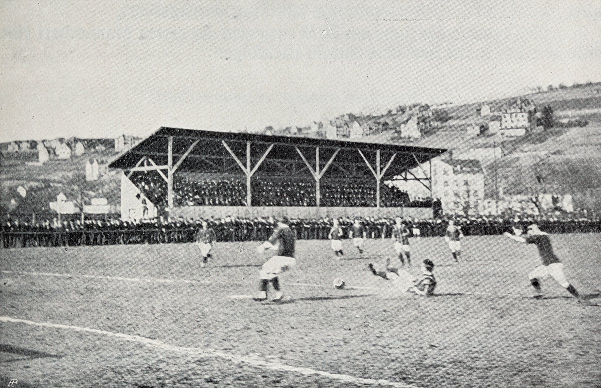 Erster Sportplatz Hardturm  
Tribüne und Platz des FC Young Fellows, eingeweiht am 24.09.1911
