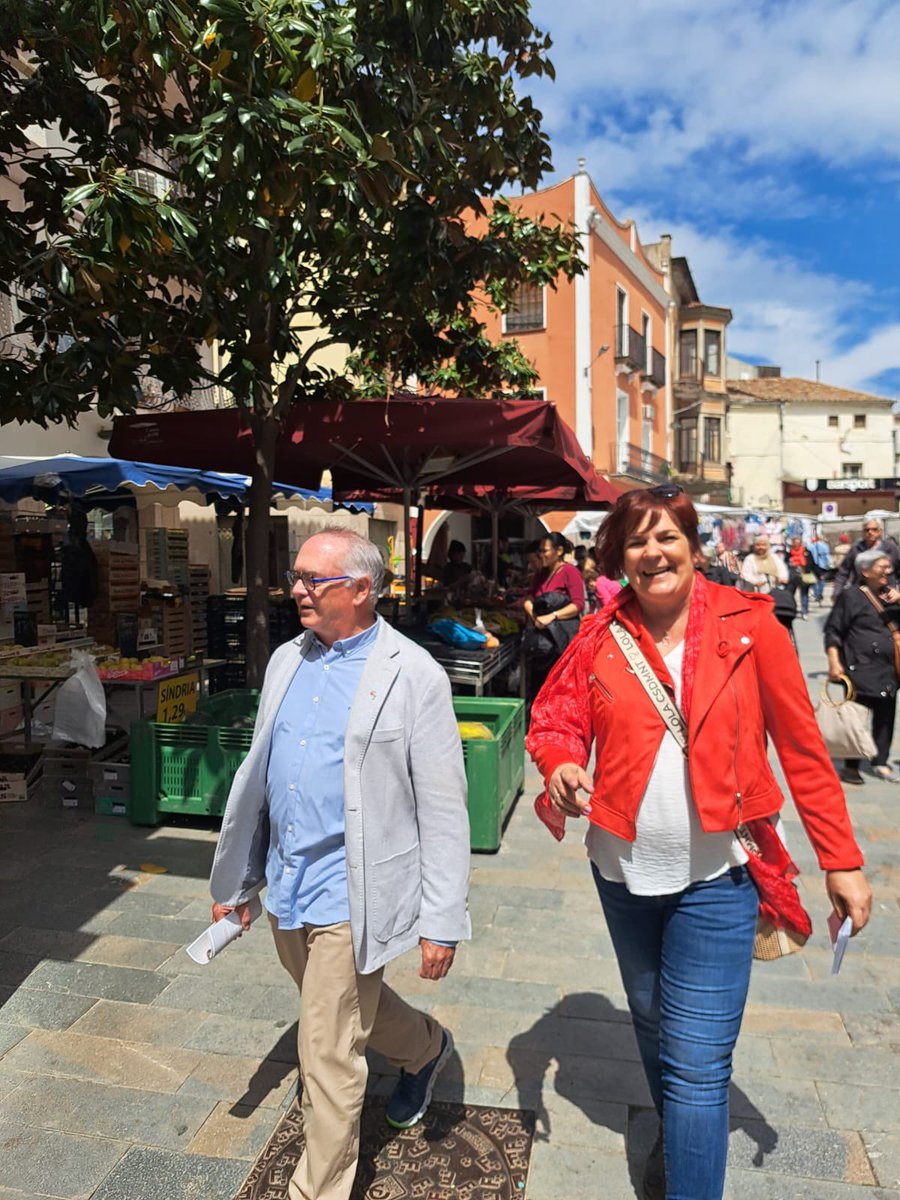 PSCComGironines's tweet photo. Matí de campanya amb el candidat @Salva_buig i la regidora Bea Ventura a #SantaColomadeFarners explicant perquè és important votar el diumenge. #12M #illapresident #ForçaperGovernar #VotaPSC https://t.co/RtA1NtKZ9Y
