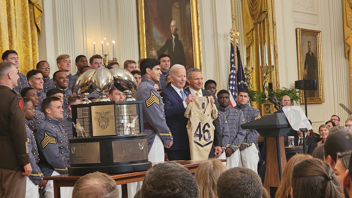 President Joe Biden @POTUS presents Commander in Chief Trophy to @ArmyWP_Football team in East Room White House ceremony.  
@WestPoint_USMA 
@USArmy @AUSAorg 
@Yankees @SOFWarriorFnd
#CAMMVETSMEDIA