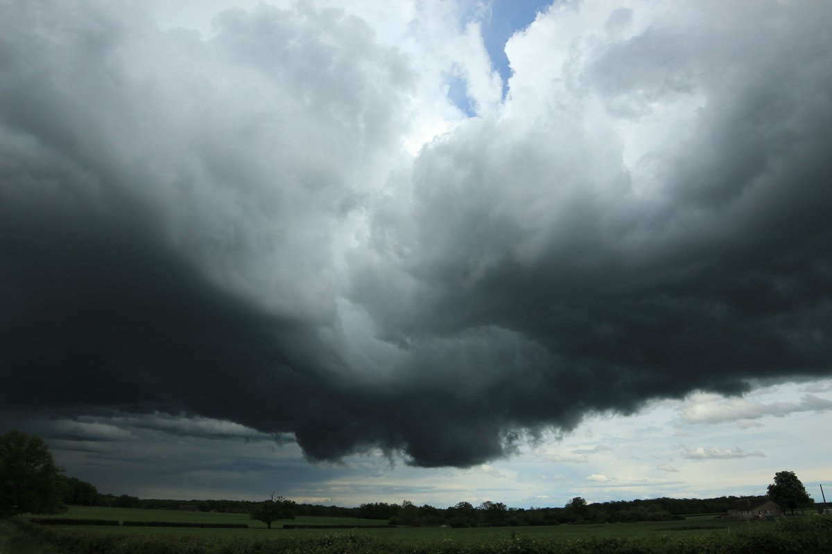 Supercellule du 05 mai (entre Moulins & Autun) 
Avec pas mal de rotation.