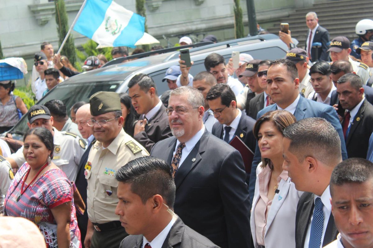 Llamativa la presencia del ministro de la defensa, acompañando a Bernardo Arévalo al Congreso para modificar la ley que permita despedir a Consuelo Porras.