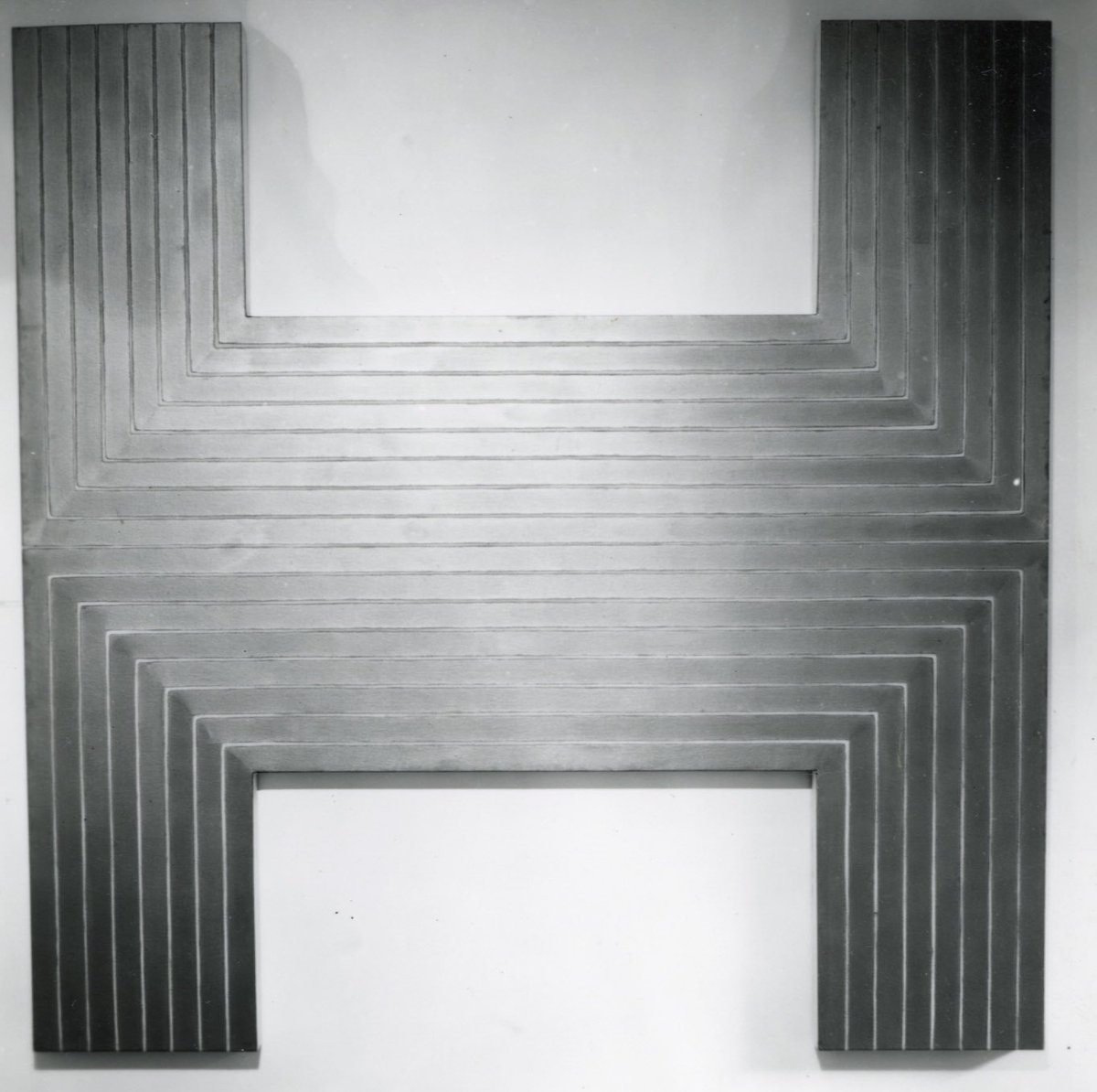 We commemorate with his artwork #FrankStella (1936-2024), one of the most important figures of minimalism. A painter and sculptor, his history was repeatedly intertwined with that of the #BiennaleArte, from his first participation in the #BiennaleArte1964, within the #USPavilion,