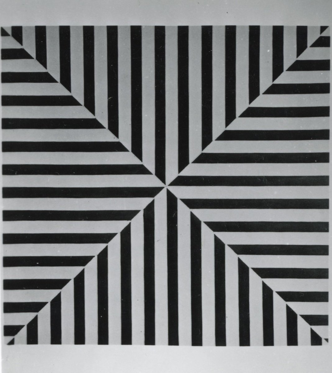 la_Biennale's tweet photo. We commemorate with his artwork #FrankStella (1936-2024), one of the most important figures of minimalism. A painter and sculptor, his history was repeatedly intertwined with that of the #BiennaleArte, from his first participation in the #BiennaleArte1964, within the #USPavilion, up to the #BiennaleArte1980.