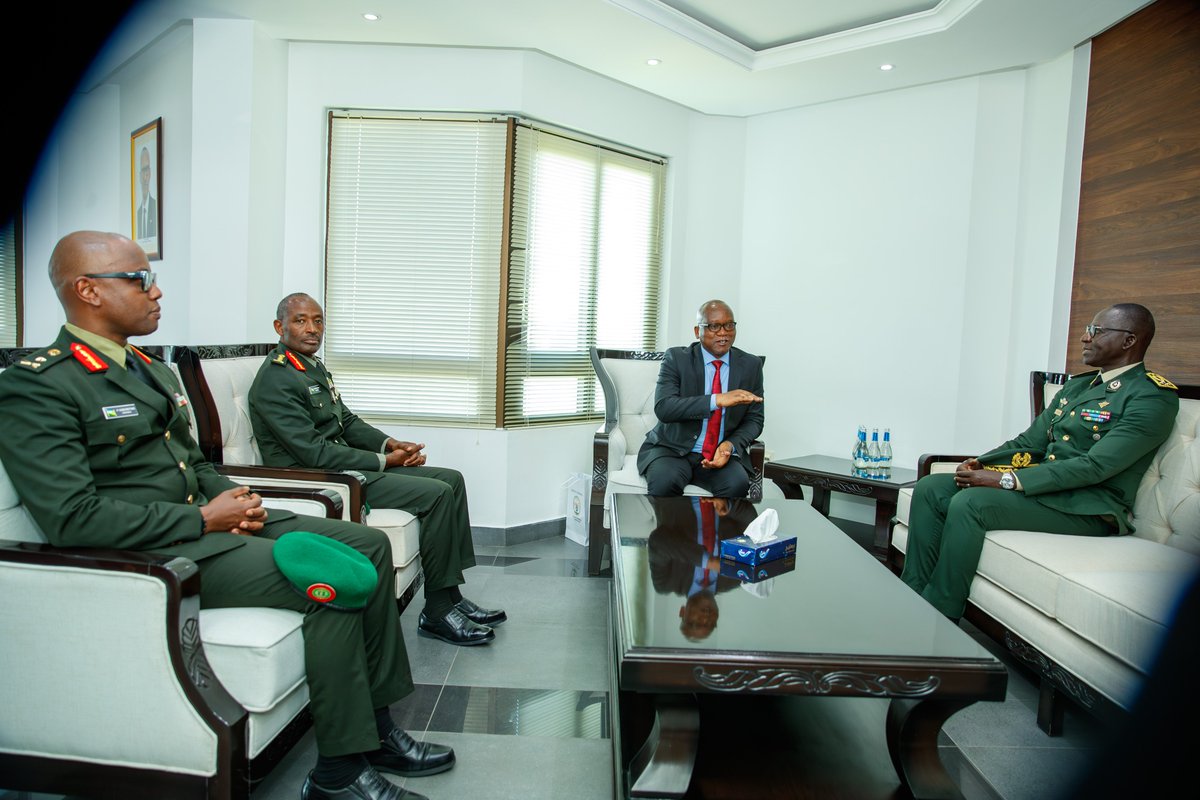 Today, General Mbaye Cissé, the Chief of the General Staff of Armed Forces of Senegal, along with his delegation, visited the Rwanda Defence Force Headquarters and was welcomed by General MK Mubarakh, the Chief of Defence Staff of the RDF. bit.ly/4brxG1O