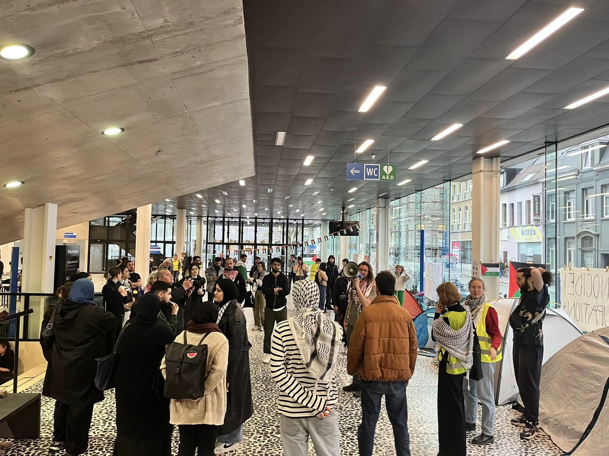 Vandaag bezetten studenten de @ugent in solidariteit met het Palestijnse volk. Ik zag heel veel studenten, sympathisanten en collega’s van verschillende vakgroepen. Ik bewonder de studenten hun moed, toewijding en doorzettingsvermogen. Al mijn solidariteit en steun! #Occupy4Gaza