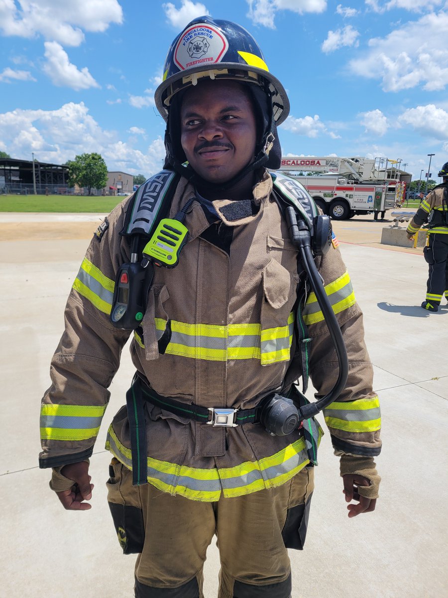 It's amazing the difference 5 years will make in a person's life. Antoneo came to our school 5 years ago as a freshman, and now he's a full-fledged Tuscaloosa firefighter. Congratulations!! @MikeDaria @egmackey @jimmyhull_CTE @T_Town_Fire