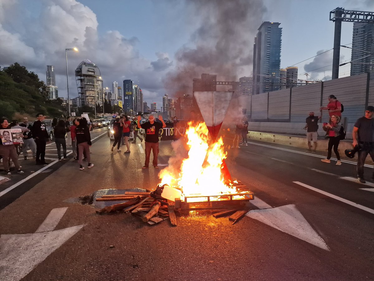 💥Families of Israeli hostages & supporters have blocked Tel Aviv's Ayalon highway in a desperate call for a deal freeing their loved ones ahead of a Rafah operation. (Danor Aharon)