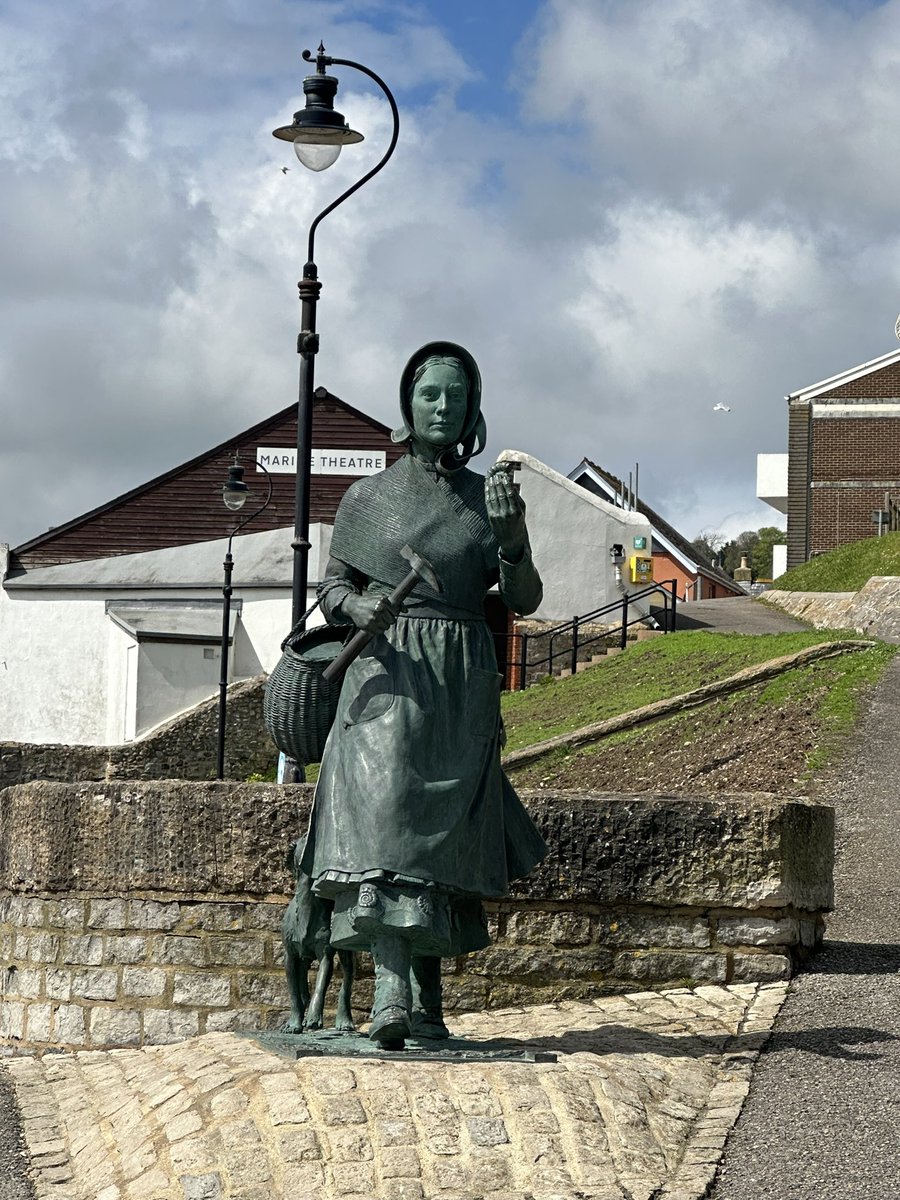 (Some) blue skies over Mary Anning in Lyme Regis this morning, which was a definite improvement on yesterday! I love this statue of the great 19thC fossil hunter and palaeontologist, who did not really get the recognition she deserved in her lifetime #maryanning #lymeregis…