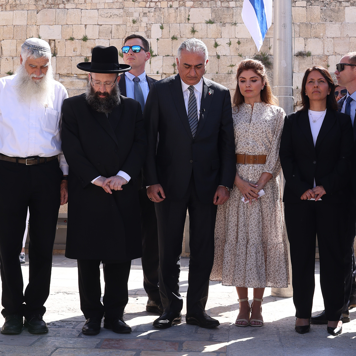 A year ago, on Israel's Holocaust Remembrance Day #YomHaShoah, Iran's Crown Prince @PahlaviReza and Princess Yasmine Pahlavi stood at the Western Wall plaza in Jerusalem and bowed their heads in solidarity with all Israelis in mourning 6 million Jewish victims of the Holocaust.