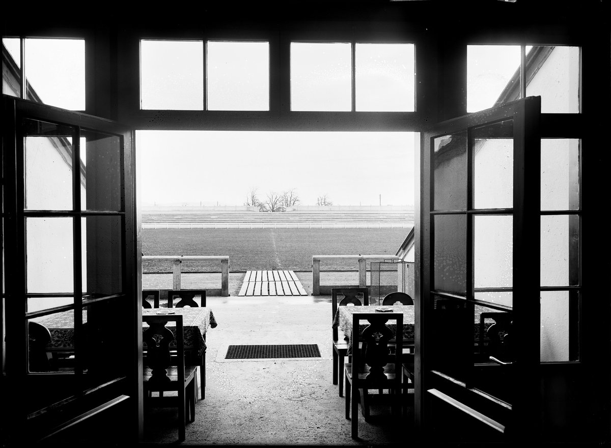 Blick auf das Hardturm-Spielfeld 1930, aus der Sicht des Stadionrestaurants in der Tribüne.