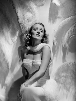 ..mi perdo nel mio passato..tu emergi da esso Rivestita della luce di una stella polare,attraverso le ombre del tempo..un'immagine..impossibile dimenticare TuEio abbiamo galleggiato qui L’amore..nel cuoreDelTempo Tagore #Natioggi #goodnight #Raccontodellasera Marlene Dietrich
