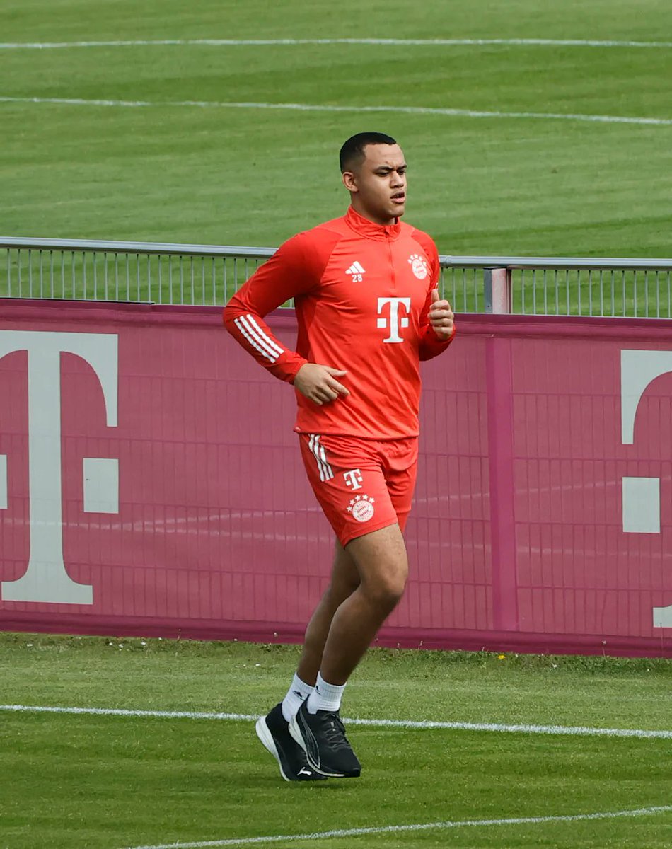 Tarek Buchmann back on the pitch today for the first time since his thigh surgery in February [📸 @BILD]