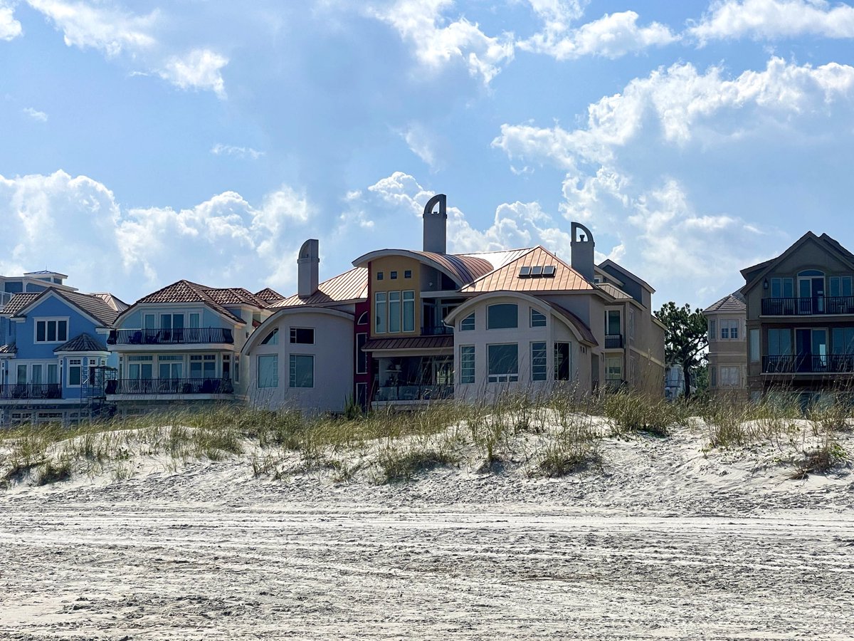 Loads of y’all hate HOAs. But should there be ANY architectural guidelines?

Especially when poor beach goers have to look at this house lol 

On Hilton Head Island

Pardon the bad pics - I shot em riding an e-bike on the beach

Btw the e-bike rentals that aren’t maintained are
