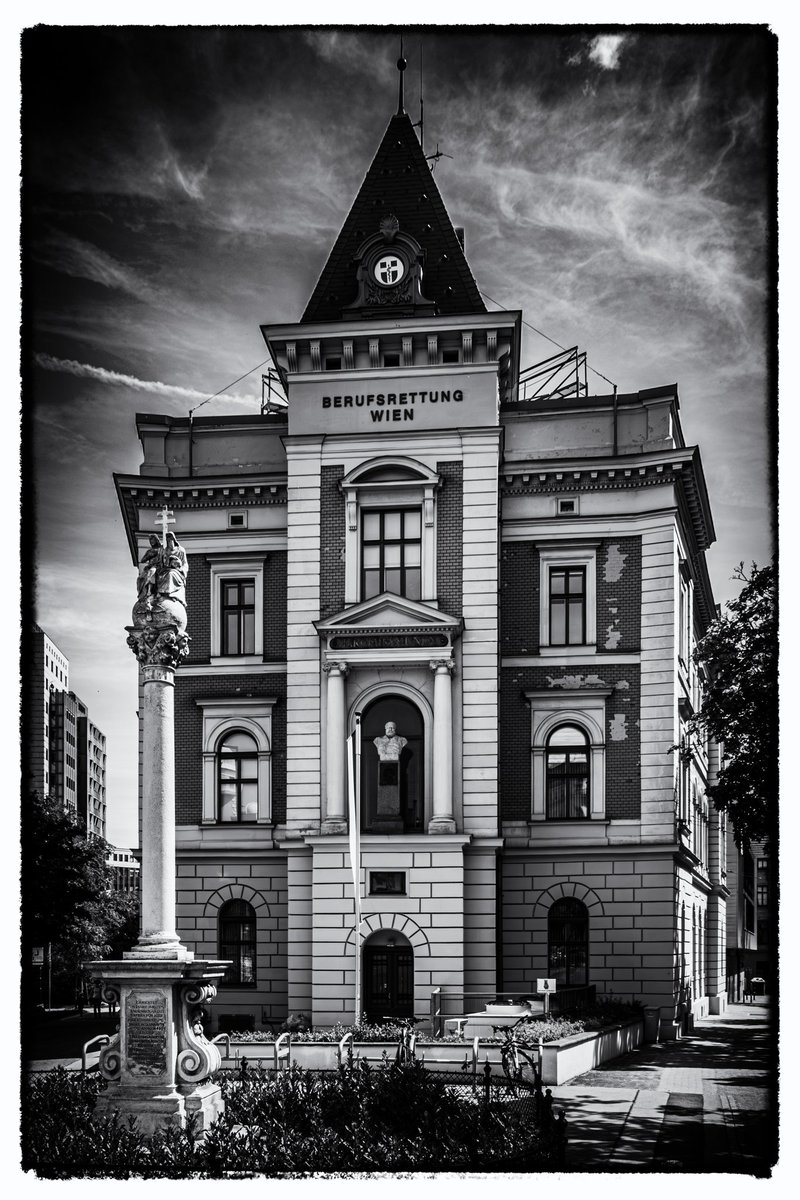 #Wien #blackandwhitephotography #MONOCHROME #photography #PhotographyIsArt #bandw #blackandwhite    
Vienna off beaten tracks. This is the HQ of the Vienna Emergency Medical Services. I hope that you all have a nice day. Good night from Vienna 🇦🇹, see you tomorrow! 😊🌹🙋🏼‍♂️