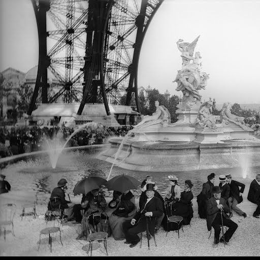 Le bassin de la Tour Eiffel à l'Exposition Universelle. 
1889. Paris