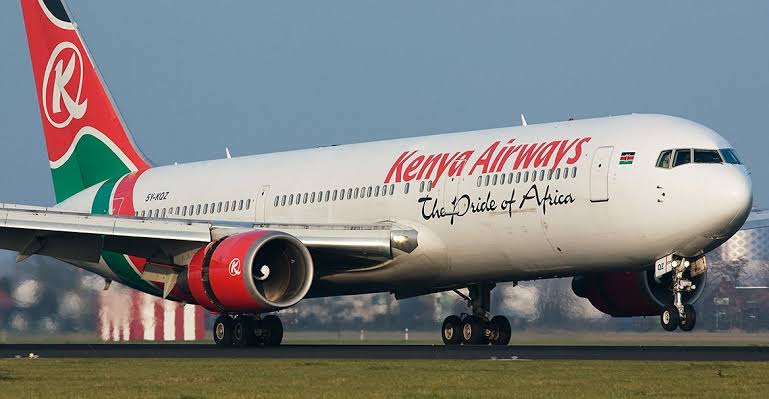 Two Kenya Airways employees held by Congolese security service in Kinshasa have been released .