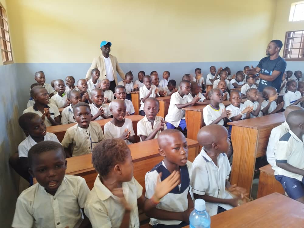 #Tshopo: Inauguration émouvante des nouvelles salles de classe de l'école primaire Madula à #Ubundu. SE Paulin Lendongolia Lababonga, Gouverneur élu, a reçu les clés. Au total, 8 infrastructures du @PDL145T_RDC sont déjà terminées par le PNUD dans cette province.