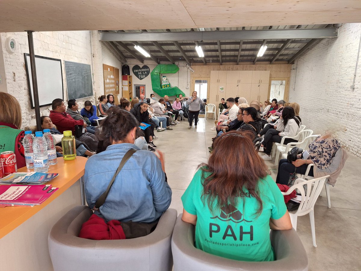 PAH_BCN's tweet image. Ara mateix  en l'assemblea de #BenvingudaPah la nostra companya @Delia2403
dinamitza i entre totes responem dubtes i busquem solucions als problemes de #Lloguer, #Hipoteca, #Ocupació, #StopDesnonaments... 💪💚