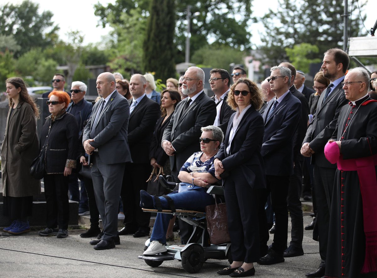 Uime #VladaRH ministrica @NObuljen sudjelovala je na komemorativnoj svečanosti povodom Dana sjećanja na žrtve Holokausta #YomHaShoah na Mirogoju. Važno je njegovati kulturu sjećanja na 6 milijuna nevinih židovskih žrtava #Shoah.