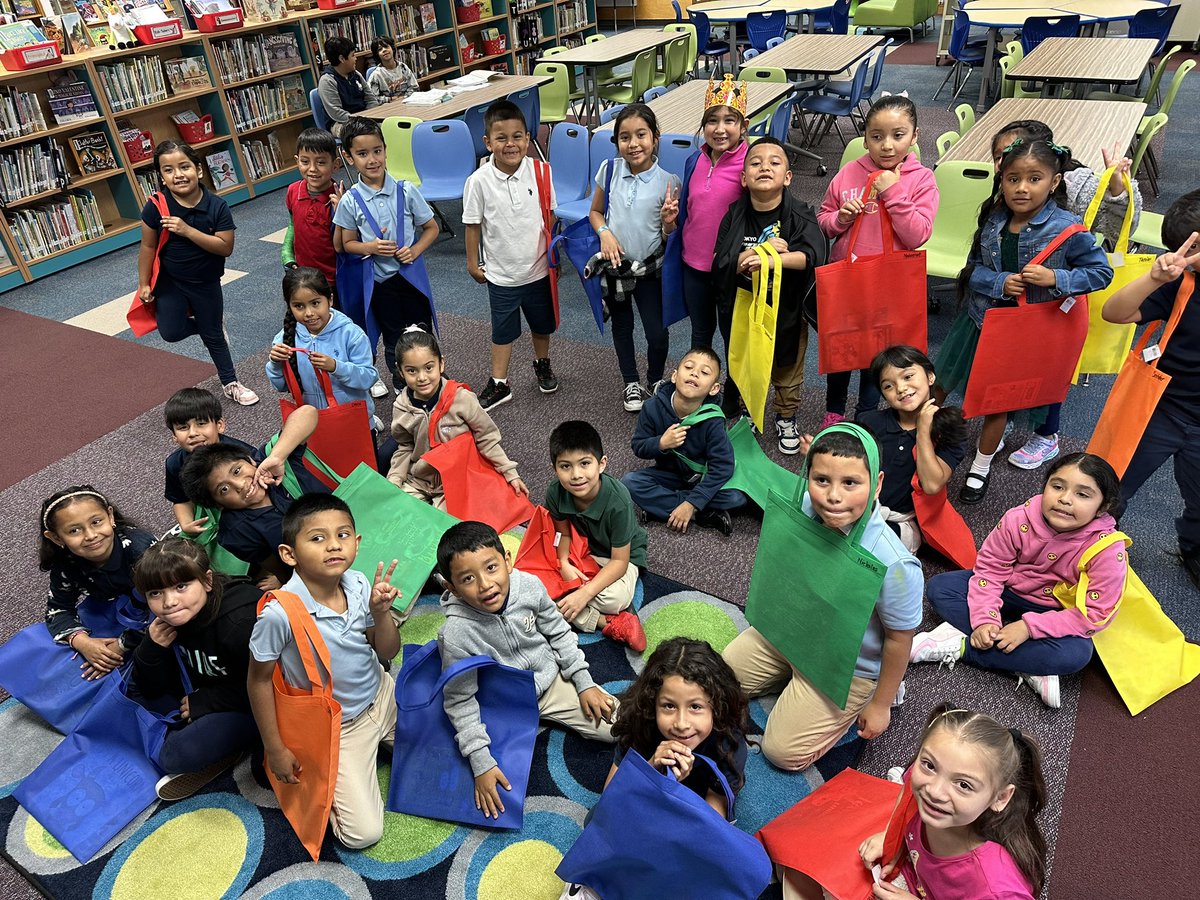 Bookapalooza is in full swing here in the Crow library and the students are loving their books! @aisdlibsrv @CrowCougars @Scholastic @ArlingtonISD