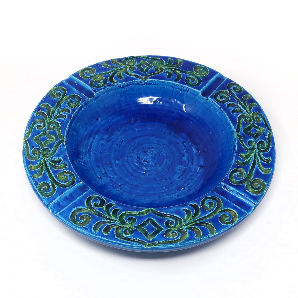Bright beautiful blue butt bowl up on the site

#italianmodern #bitossi #raymor #aldorossi #vintage #vintagefurniture #interiordesign #interiorstyle #modernism #midcentury #midcenturydesign #midcenturymodern #interior #decor #vintagehome #vintagestyle