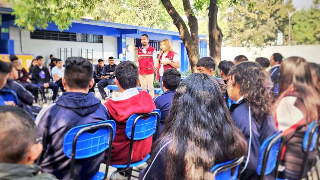 PDHCDMX's tweet photo. ¡Excelente inicio de semana!
Comenzamos nuestras actividades del día, con la Estrategia "#LunesporlaEducaciónparalaPaz"🤍🕊️, visitamos la Escuela Secundaria Técnica Número 123, "Lucas Alamán", en la @Alc_Iztapalapa, para realizar una charla sobre la importancia de los Derechos Humanos en la Educación.

El objetivo principal, es que el personal docente cuente con herramientas teóricas que coadyuven en el desempeño de sus funciones educativas y en el mejoramiento del ambiente dentro de las aulas escolares, para que puedan conocer e identificar conceptos básicos de #DerechosHumanos con énfasis en el desarrollo del #DerechoALaEducación 📚 y para que las Niñas, Niños y Adolescentes y Jóvenes, tengan una Vida Libre de Violencia.
