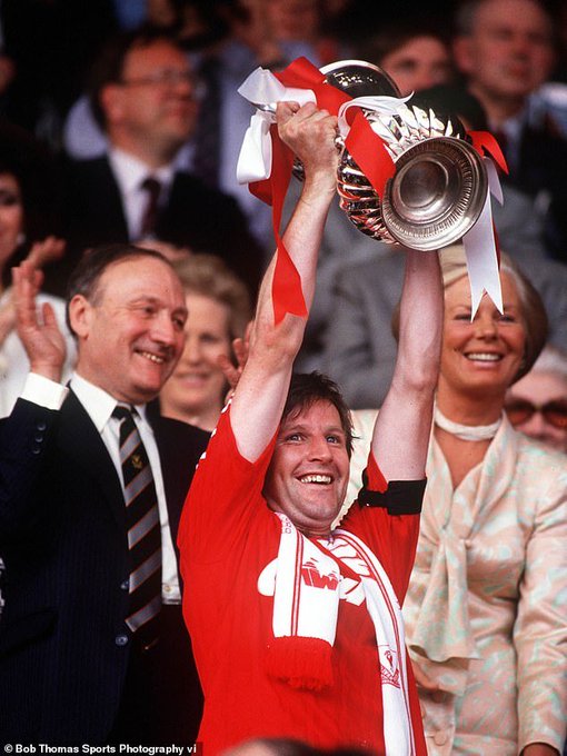 1989 Ronnie Whelan @LFC lifts the FA Cup