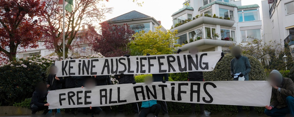 Heute wurde eine Antifaschistin in Nürnberg festgenommen und der BAW in Karlsruhe vorgeführt. Ihr wird vorgeworfen, Teil einer kriminellen Vereinigung zu sein, die Neonazis in Budapest angegriffen haben soll. Ihr droht die Auslieferung. Unsere Solidarität. rote-hilfe.de/meldungen/buda…