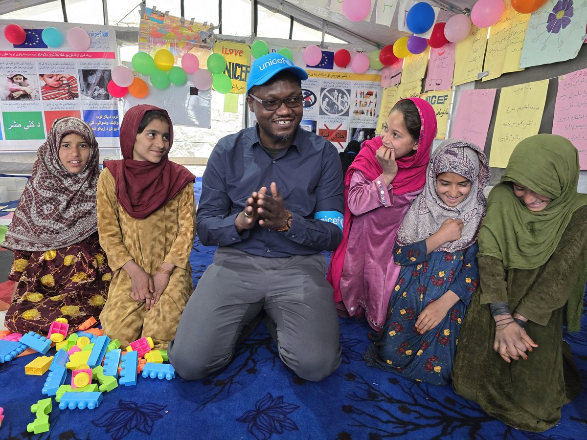 A real pleasure to engage w/ children accessing #protection and #psychosocial services at the child friendly center, a safe space, established by @UNICEFAfg & partners #ForEveryChild at the Torkham border in Eastern Afghanistan.