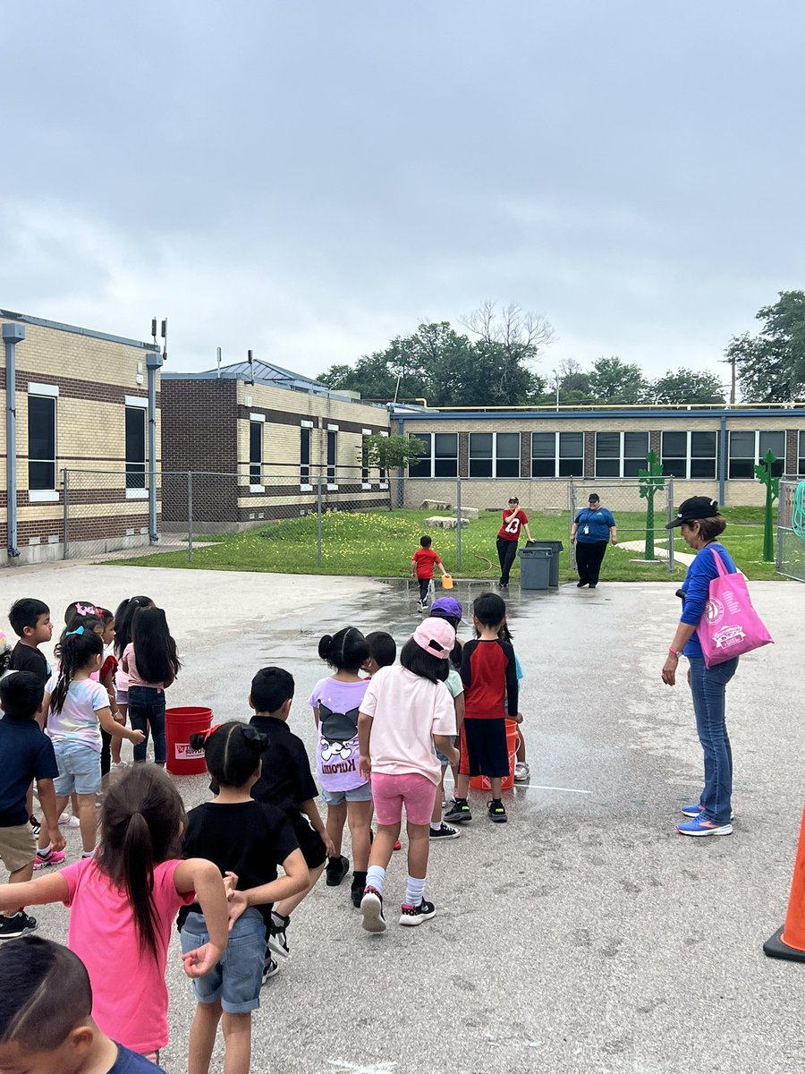 Field Day started strong this morning! We do not let soggy fields or cloudy weather stop us from having fun!! ⚽️🏅🥏 @Region2DISD @Steps2Samuell @_HectorMartinez
