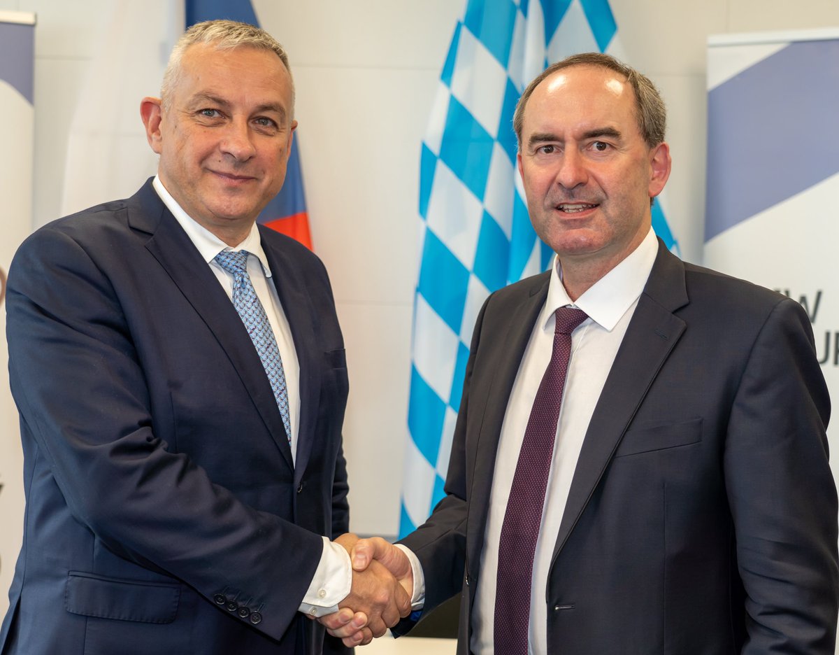 💬@HubertAiwanger: „Tschechien ist für Bayern ein sehr wichtiger Handelspartner. Wir haben vereinbart, unsere Zusammenarbeit in den Bereichen #Innovation und Hochtechnologie zu intensivieren. Im Energiebereich wird Wasserstoff eine zentrale Rolle spielen.“