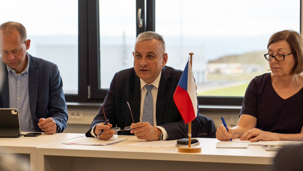Bayern und 🇨🇿 wollen künftig beim Thema #Wasserstoff enger zusammenarbeiten. @HubertAiwanger und Tschechiens Handels- und Industrieminister @JozefSikela unterzeichneten dazu heute eine Absichtserklärung im tschechischen Sokolov.