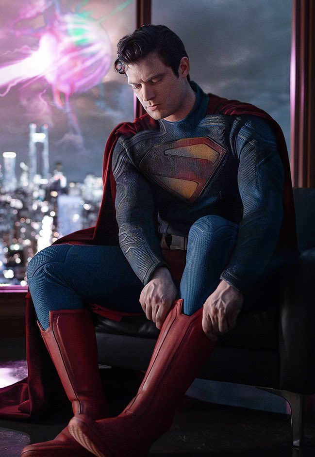 Here’s what James Gunn did with Superman’s Costume that no other previous director has been able to do.

MAKE THE SUIT LOOK & FEEL REAL!!!!!

#Superman #HenryCavillSuperman