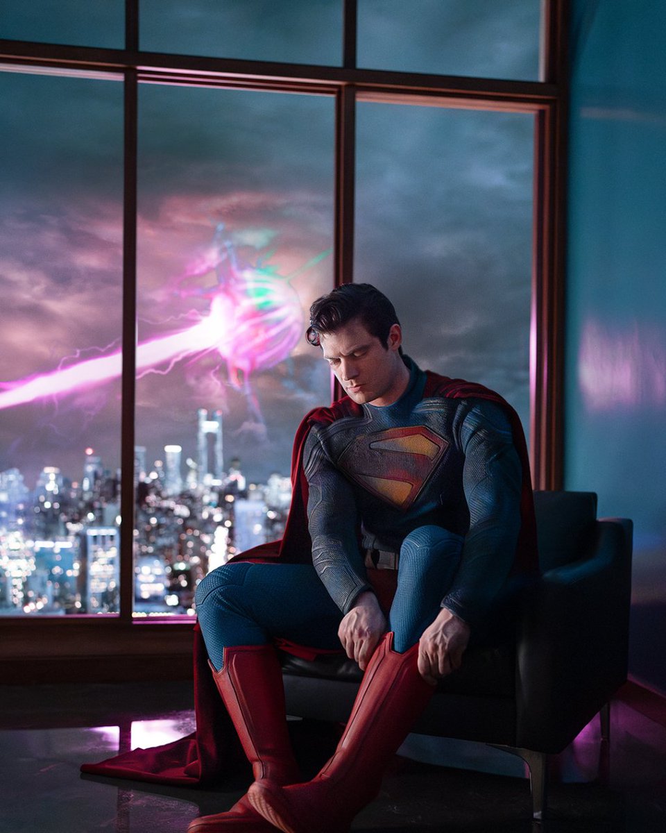 Primer vistazo al #Superman de #JamesGunn. Un 10 absoluto al traje pero mostrar la primera imagen del regreso del Hombre de Acero sentado y con cara de que se le hayan quemado las lentejas no ayuda nada.