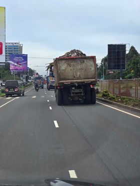 'How can the city county garbage truck not cover the rubbish...it's stinking the whole road and everything is flying off the back of the truck,' Wonders Nazmil MAK: What happened to our Nairobi County government. Is this County ISO Certified? Trends JKIA South C Thindigua