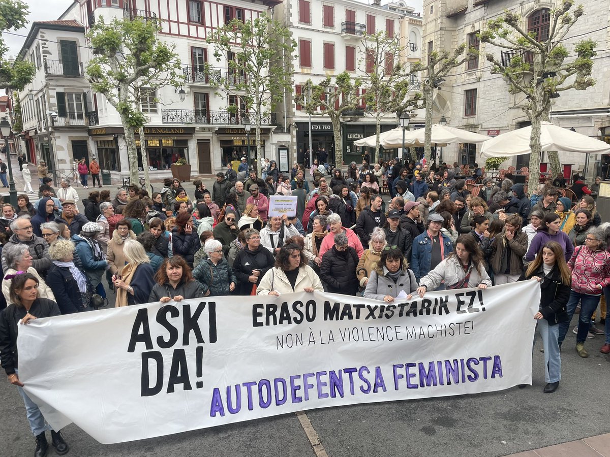 Ipar Euskal Herriko mugimendu feministek elgarretaratzera deitu dute gaur 19tan Donibane-Lohitzuneko Luis XIV plazan, joan den asteko erahilketa matxista salazeko. @euskalirratiak @antxetairratia