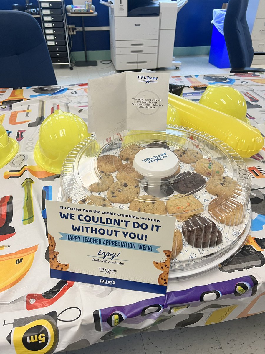 Thank you to @DallasISDLeads for the sweet treat today to kick off Teacher Appreciation Week!! Was a great ending to our Hot Dog lunch!! 🍪🍪 @Region2DISD @_HectorMartinez @LauraRubioGarza