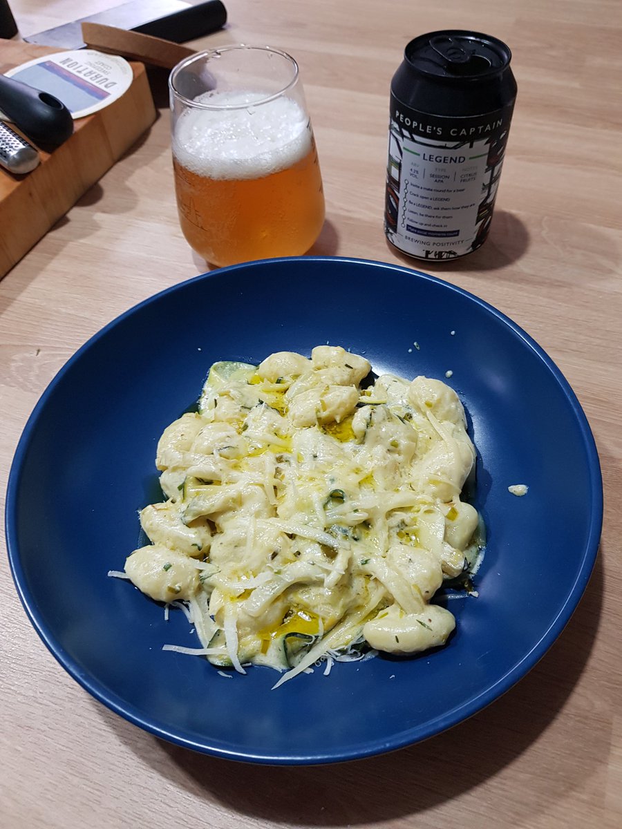 #eveningmeal Blue Bowl tonight has some gnocchi primavera
So that's, courgette, fennel and leek in a mascarpone, garlic, lemon sauce.
Beer is Legend an APA from @peoplescaptain 
@craftbeerncl