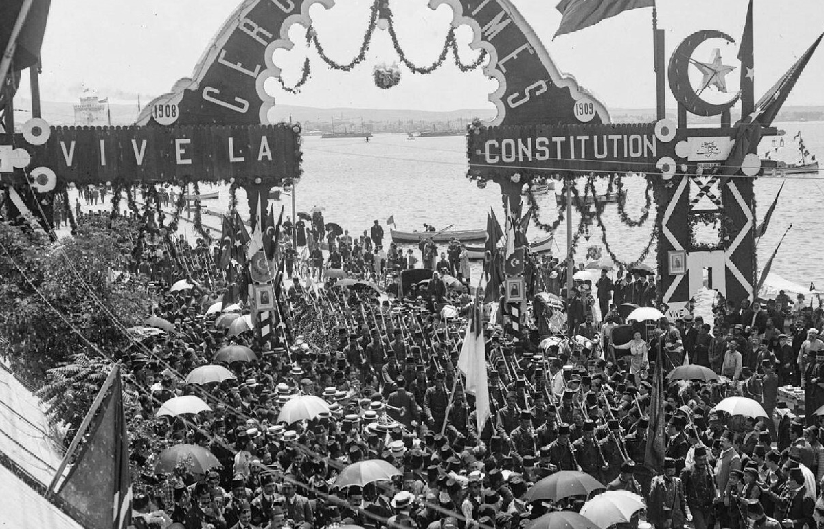 Selânik'te zafer takı altında geçit yapan Türk süvarisi 
📅 Temmuz 1909
#Θεσσαλονίκη #Thessaloniki #Greece #Ottoman