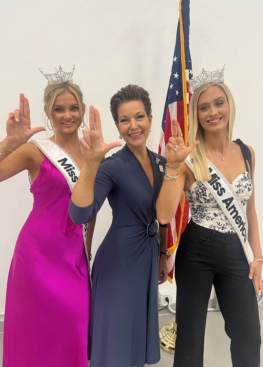 When @MissAmericaHQ Miss Teen America 2024, Miss America 2000, and Miss America 2024 2nd Lieutenant (@usairforce) join forces to throw up the Ls! (Pictured from left to right: Hanley House, Heather French Henry, and Madison Marsh)