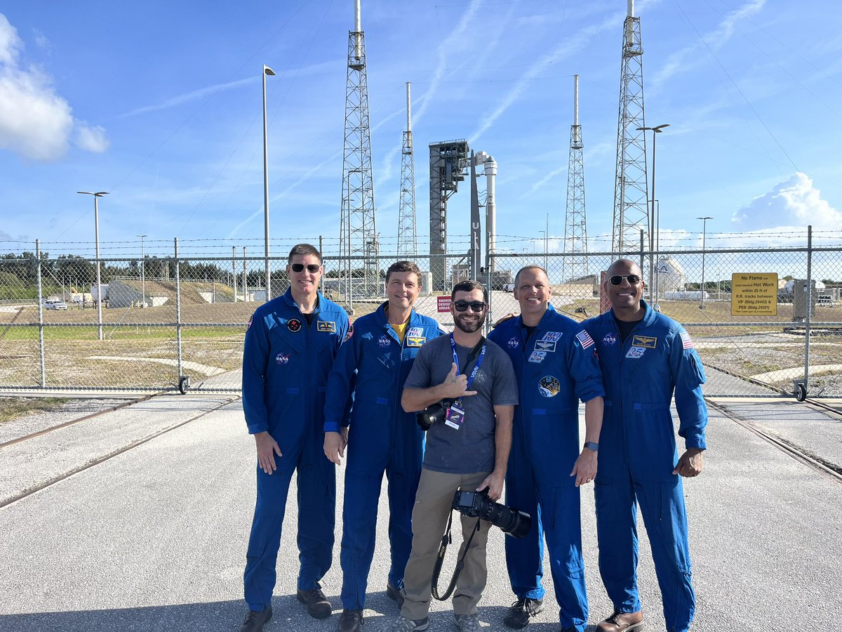 “Hold my camera” 😂 

Thank you Jeremy Hansen for the photo and to the rest of these guys for their patience with us! 

#nasasocial #starliner #ulalaunch 
#NASA #kennedyspacecenter

@NASA @NASASocial @ulalaunch @BoeingSpace