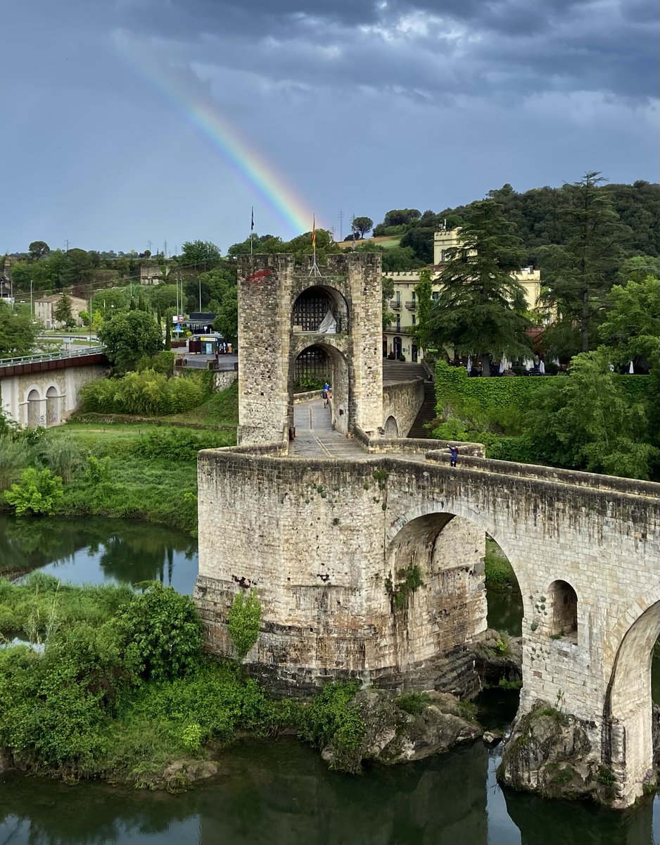 Arc de St Martí sortint del pont de #Besalú #Garrotxa @eltempsTV3 @meteocat @alexmegapc @TomasMolinaB @gemmapuigf @MeteoMauri