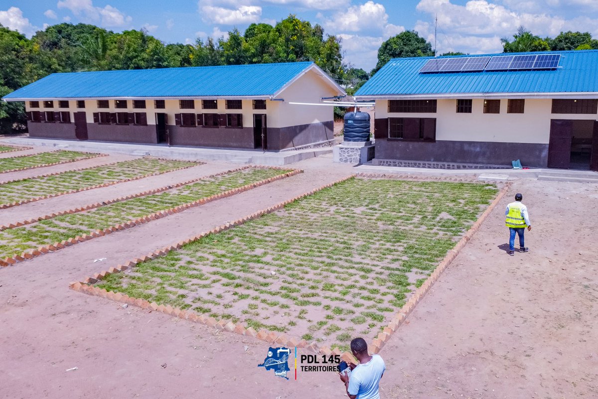 Tanganyika : 6 infrastructures du @PDL145T_RDC incluant 3 écoles, 2 centres de santé et 1 bâtiment administratif, remises aux autorités par le PNUD. Cérémonie festive en présence d'élèves, chefs traditionnels, femmes, et parents à l'école primaire Massamba à Nyunzu.
