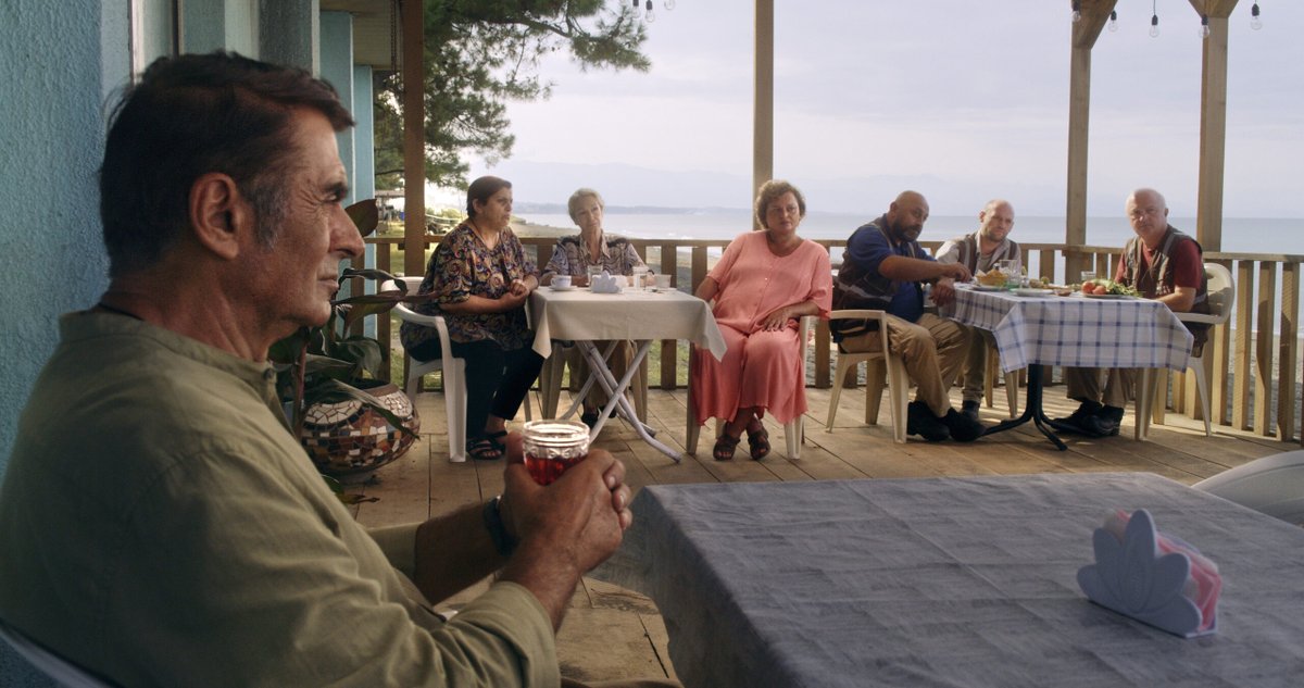 Kimse hayatını gizli yaşamak zorunda olmamalı ve özgür olmak için bazen çok ağır bedeller ödemek gerekir, bu filmden aklımda kalan iki şey. Bir de dalgalar tabii, kameranın dönüp dönüp yeniden çevrildiği. Wet Sand, Elene Naveriani, 2021.