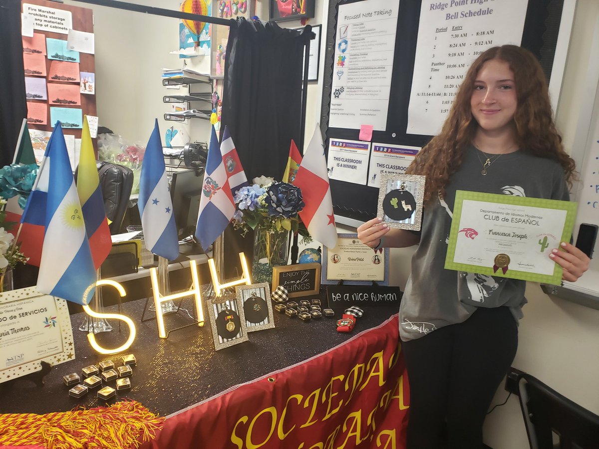 #CONGRATULATIONS to our #SpanishClub president, Francesca Joseph! Thank you for your leadership and a wonderful year of fun activities👏👏👏👏🏆 #langchat #spanishclub #spanishteacher @RPHS_Panthers @FortBendISD @AATSPglobal