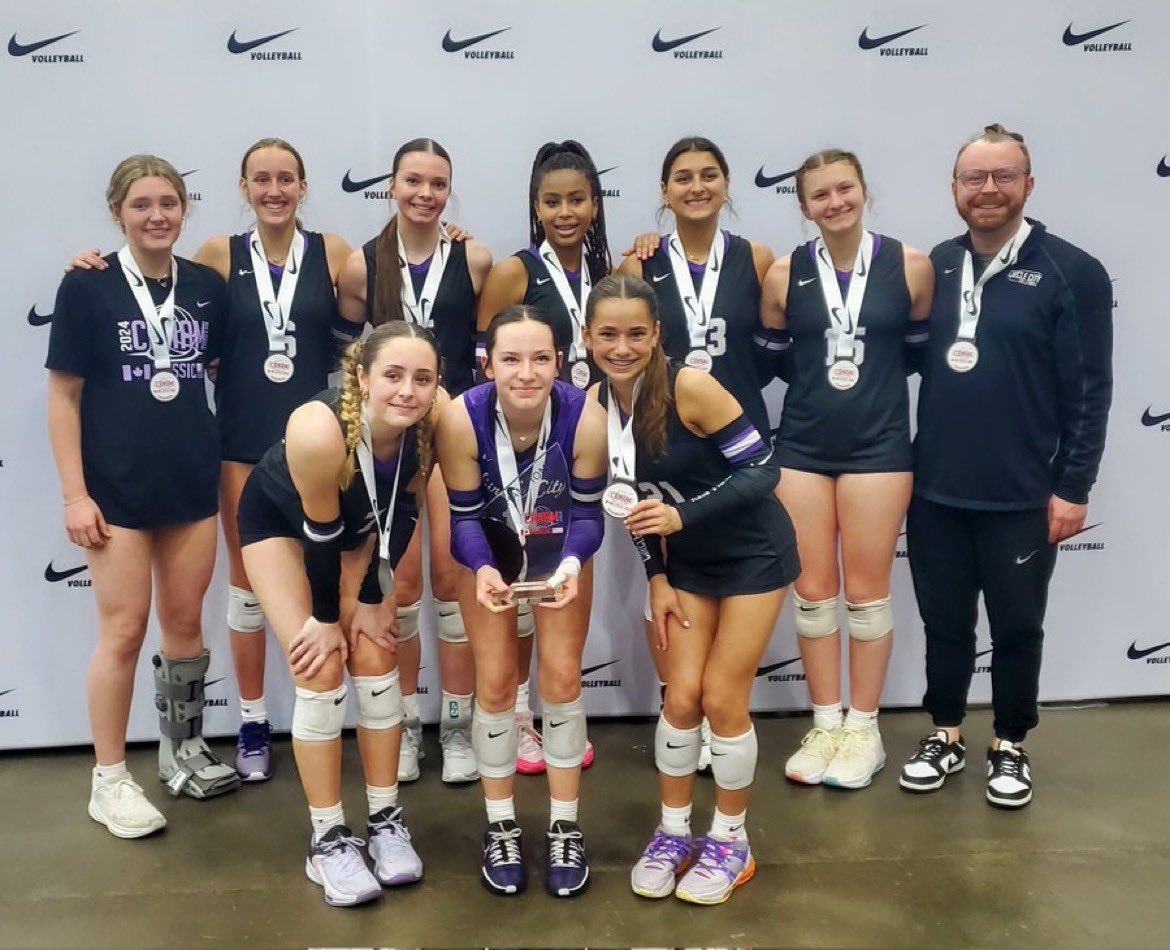 Congratulations to 14 Purple on their 1st Place Finish in the 14 Open Division at the Can Am Classic In Detroit 🔥 Way to bring home a championship ladies, we are so proud of you! 🤩 #CircleCityElite