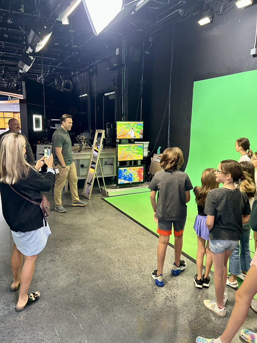 The Journalism Committee from Phoenix Country Day School got to check out the 12News studios today & the crowd-favorite green screen! #azwx #beon12